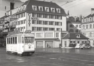 Motrice 83 à la Place du Port