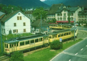 Train de cinq dans la boucle (terminus) de Boudry