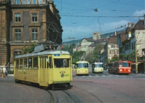Correspondance à la Place Pury entre la 583 et des trolleybus